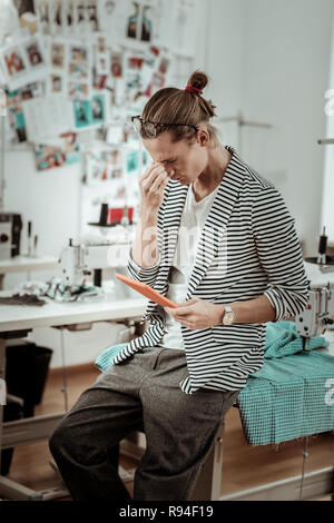 Junge schöne Mode Designer von Generation Y abgenutzt Stockfoto