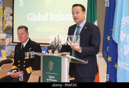 Taoiseach Leo Varadkar (rechts) und Chef der Verteidigung Vice Admiral Mark Mellett Einführung eines Global Schools Programm an der Dublin Ringsend College. Stockfoto