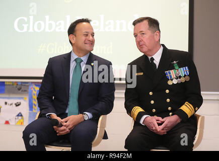 Taoiseach Leo Varadkar (rechts) und Chef der Verteidigung Vice Admiral Mark Mellett Einführung eines Global Schools Programm an der Dublin Ringsend College. Stockfoto