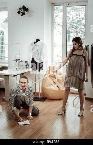 Langhaarige Modedesignerin und ein schönes Modell Spaß Stockfoto