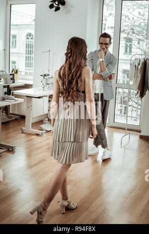 Langhaarige Fashion Designer Brillen Gefühl geltend Stockfoto