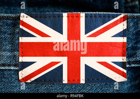 Vereinigtes Königreich Großbritannien Nationalflagge auf Jeans Leder label Tag weiß rot blau Farben über denim Hintergrund. Stockfoto