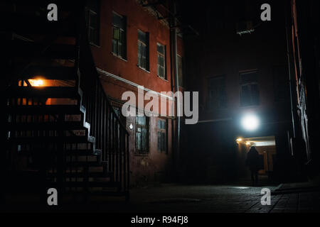 Touristische Attraktion roten Hof in Minsk Altstadt im Nebel in der Nacht, Weißrussland Stockfoto