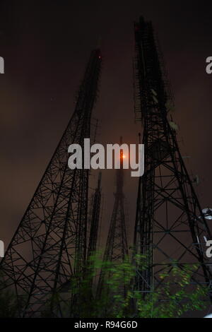 Telefon Antenne und Nachthimmel und viele Sterne im Himmel Stockfoto