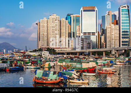 Boote in den Hafen von Hong Kong bei Sonnenuntergang. Stockfoto