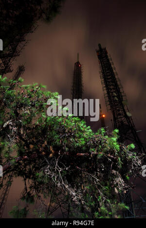 Telefon Antenne und Nachthimmel und viele Sterne im Himmel Stockfoto