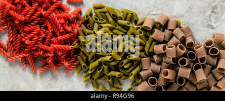 Banner der Cognac glutenfreie Pasta mit Zutaten, aus denen es auf einem Tisch aus Stein hergestellt ist Stockfoto