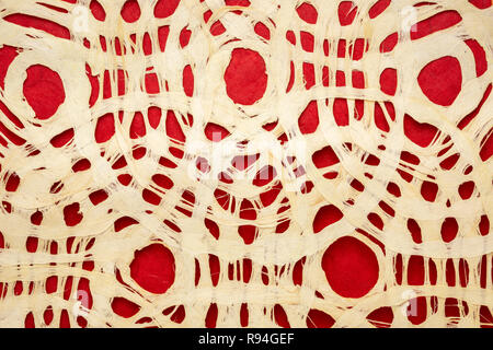 Amate Rinde Papier mit kreisförmige Design gegen rote Maulbeerpapier. Dieses alte Papier stammt aus dem präkolumbianischen und Mesoamerikanischen Zeit und ist immer noch Stockfoto