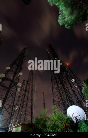 Telefon Antenne und Nachthimmel und viele Sterne im Himmel Stockfoto