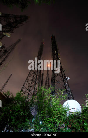 Telefon Antenne und Nachthimmel und viele Sterne im Himmel Stockfoto