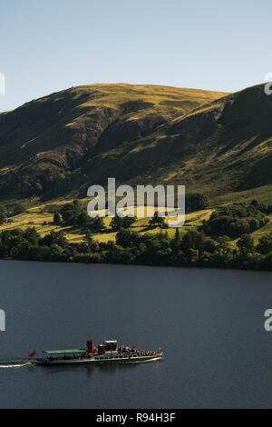 Ein Dampfgarer auf Ullswater im Nationalpark Lake District, Cumbria, North West England, Vereinigtes Königreich. Stockfoto