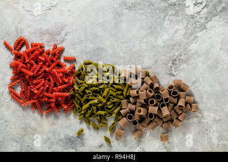 Cognac glutenfreie Pasta mit Zutaten, aus denen es auf einem Tisch aus Stein hergestellt ist Stockfoto