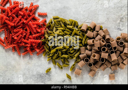 Cognac glutenfreie Pasta mit Zutaten, aus denen es auf einem Tisch aus Stein hergestellt ist Stockfoto