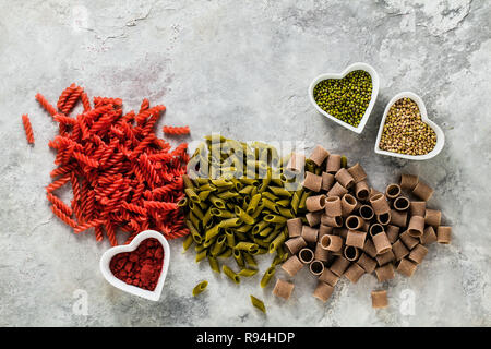 Cognac glutenfreie Pasta mit Zutaten in Schalen in der Form von Herzen, aus der Sie auf einen Tisch aus Stein hergestellt ist Stockfoto