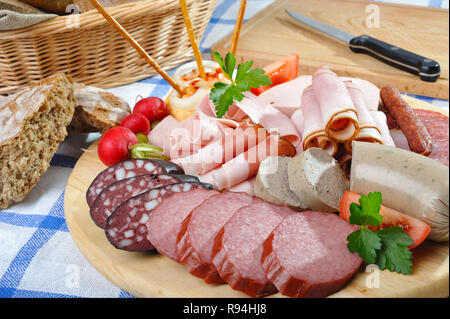 Bayerische gemischte kalte Snack plate mit Speck, Wurst und Käse Stockfoto