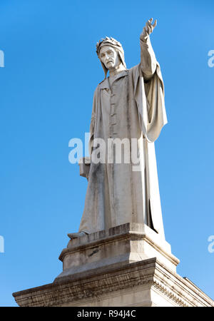 Neapel, Italien - Dezember 16, 2018: marmorstatue der berühmte italienische Dichter Dante Alighieri Stockfoto