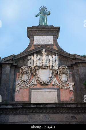 Neapel, Italien - 16 Dezember, 2018: die Fassade der Porta Alba in "Dante's Square Stockfoto