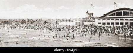 Menschenmassen genießen die Brandung am Venice Beach, Los Angeles, Kalifornien, Vereinigte Staaten von Amerika, C. 1915. Von wunderbaren Kalifornien, veröffentlicht 1915. Stockfoto