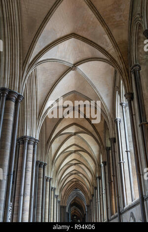 Die Kathedrale von Salisbury Innenraum, formal bekannt als die Kathedrale Kirche der Seligen Jungfrau Maria, ist eine anglikanische Kathedrale in Salisbury, Wiltshire, Ger Stockfoto