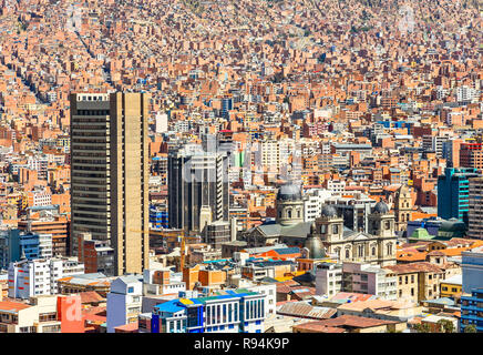 Nuestra Señora de La Paz farbenfrohe Stadt Zentrum mit alten Kathedrale und viele Wohn häuser am Hügel im Hintergrund verstreut, Bolivien. Stockfoto