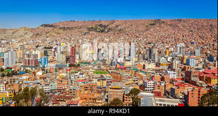 Nuestra Señora de La Paz farbenfrohe Stadt Zentrum mit vielen Wohn häuser am Hügel im Hintergrund verstreut, Bolivien. Stockfoto