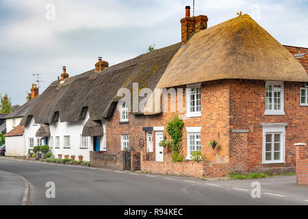 Einen strohgedeckten Gebäude in einem Dorf in der Nähe von Salisbury, Wiltshire, England, Europa. Stockfoto