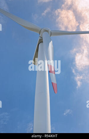 Blick von unten auf eine Windkraftanlage gegen die drastischen bewölkten Himmel. 'Energie' Georgswerder in Hamburg, Deutschland - Öffentliche Information Center über Renewa Stockfoto