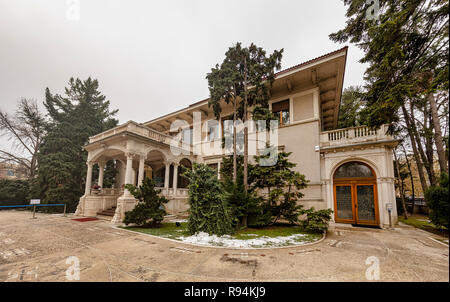 Bukarest, Rumänien - 7. Dezember: Eingang des Ceausescu Mansion am 7. Dezember 2018 in Bukarest, Rumänien gesehen wird. Nicolae Ceausescu war der letzte kommunistische Diktator in Europa, und er lebte in extremer Luxus. Stockfoto