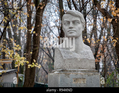 Bukarest, Rumänien - 7. Dezember: Die Statue von Endre Ady ist im Parcul Regele Mihai I (König Mihai I Park) Am 7. Dezember 2018 in Bukarest, Rumänien gesehen. Er war einer der wichtigsten ungarischen Dichter des 20. Jahrhunderts. Stockfoto