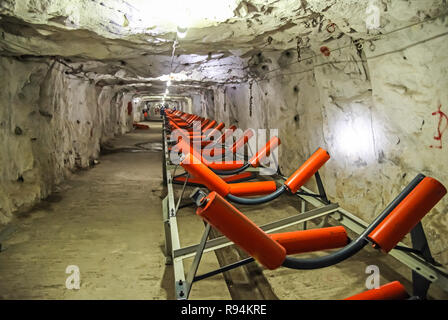 U-Platin und Chrom Bergbau Tunnel und Transportband Stockfoto