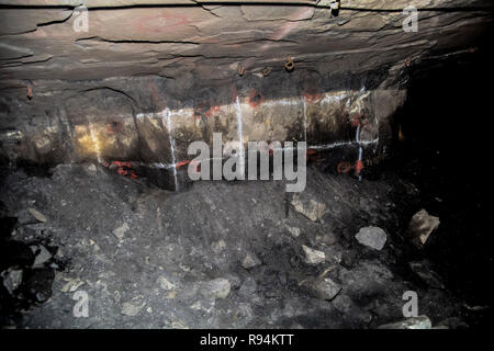 U-Platin und Chrom Bergbau Bohrungen für Dynamit Stockfoto