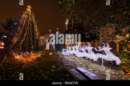 Bukarest, Rumänien - 7. Dezember: (Anmerkung des Editors: Bild ist ein digital [High Dynamic Range, HDR] Composite.) Weihnachten Dekoration an Biserica Sfantul Spiridon Vechi (Hl. Spyridon Alte Kirche) am 7. Dezember 2018 in Bukarest, Rumänien gesehen wird. So spektakuläre Weihnachtsdekorationen sind nicht charakteristisch für Kirchen in der rumänischen Hauptstadt. Stockfoto