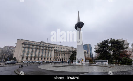 Bukarest, Rumänien - 9. Dezember: Memorialul Renasterii (Gedenkstätte der Wiedergeburt) am Piata Revolutiei entfernt (Platz der Revolution) Am 9. Dezember 2018 in Bukarest, Rumänien gesehen wird. Die Gedenkstaette erinnert an die Kämpfe und Opfer der Rumänischen Revolution von 1989, die den Kommunismus gestürzt. Stockfoto