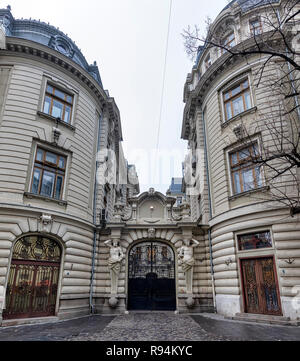 Bukarest, Rumänien - 9. Dezember: Zierpflanzen Tor ist bei der Banca Comerciala Romana (Rumänische Handelsbank) am 9. Dezember in Bukarest, Rumänien 2018 gesehen. Stockfoto