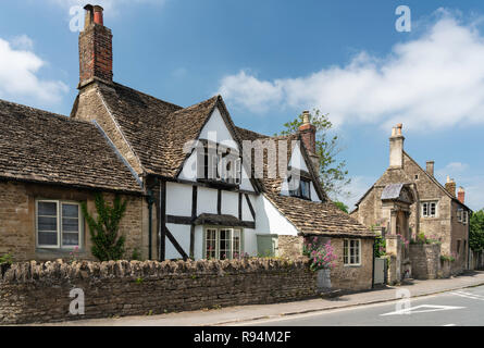 Historische Häuser und Gebäude im mittelalterlichen Dorf Lacock, Wiltshire, England. Stockfoto