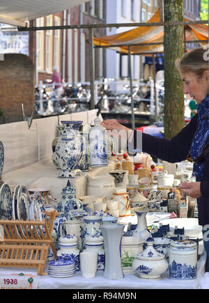 Weibliche Touristen in Kauf einige Delfter am Delft outdoor Antique Market suchen, Holland, Niederlande Stockfoto