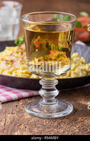 Nahaufnahme des Bayerischen kaes Spätzle auf Holz Stockfoto