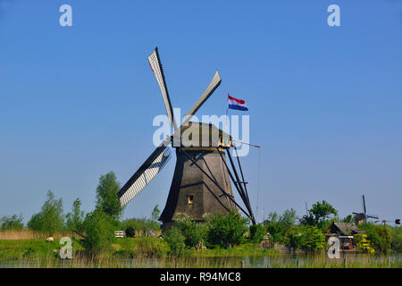 Die berühmten Windmühlen neben Kanäle auf der UNESCO-Website von Kinderdijk, Südholland, Niederlande Stockfoto