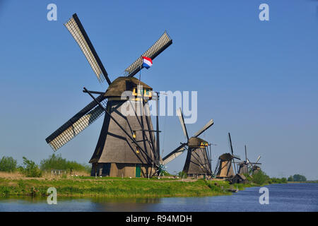 Die berühmten Windmühlen neben Kanäle auf der UNESCO-Website von Kinderdijk, Südholland, Niederlande Stockfoto