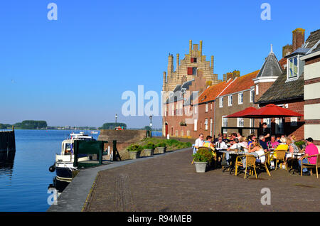 Essen im Freien in der Postkarte Dorf Veere eine touristische Stadt auf dem Veerse Meer See in der Provinz Zeeland, Holland, Niederlande Stockfoto