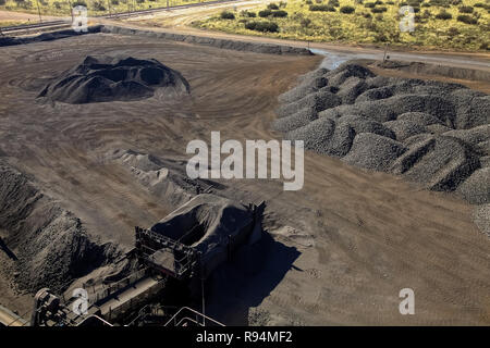 Große Stapel von verarbeiteten Mangan reichen Erzgestein Stockfoto
