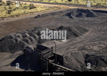 Große Stapel von verarbeiteten Mangan reichen Erzgestein Stockfoto