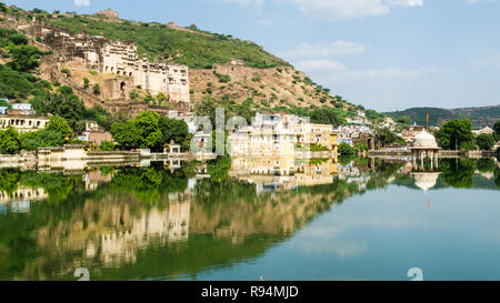 Garh Palast und Taragarh Fort von Nawal Sagar See, Bundi, Indien Stockfoto