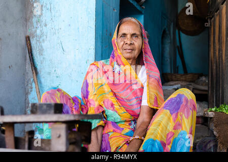 Alte Frau vor ihr Gemalte Haus, Bundi, Rajasthan, Indien Stockfoto