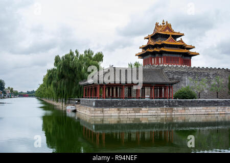 Eckturm und Pavillons der verbotenen Stadt (nordostecke) Reflexionen, die in den umliegenden tongzi Fluss, Peking, China Stockfoto