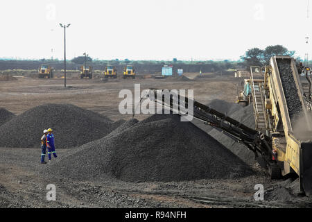 Große Stapel von verarbeiteten Mangan reichen Erzgestein Stockfoto