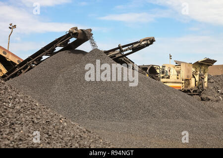 Große Stapel von verarbeiteten Mangan reichen Erzgestein Stockfoto