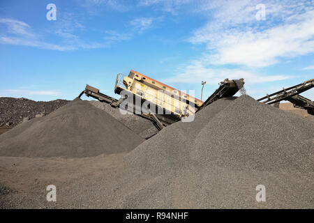 Große Stapel von verarbeiteten Mangan reichen Erzgestein Stockfoto