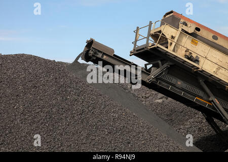 Große Stapel von verarbeiteten Mangan reichen Erzgestein Stockfoto