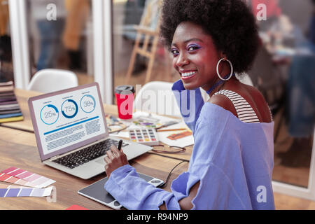 Manager von Creative fashion Projekt lächelnd während der Arbeit Stockfoto